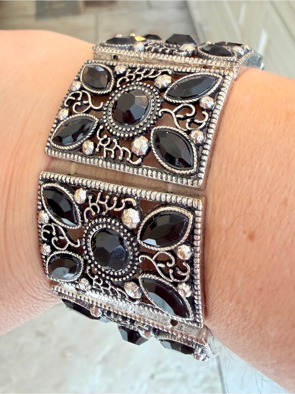 🍋 Silver-Tone Black Stone Filigree Stretch Bracelet